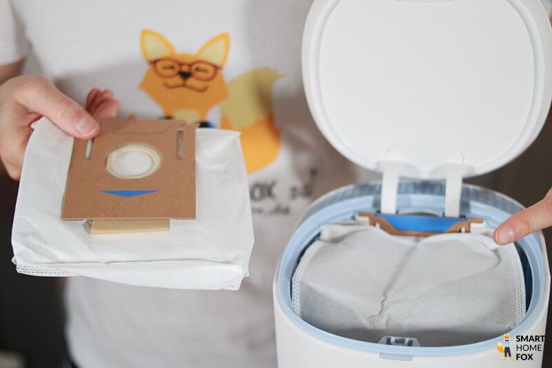 Ein Ersatzbeutel für die Absaugstation des Yeedi Vac Hybrids wird in der Hand gehalten.